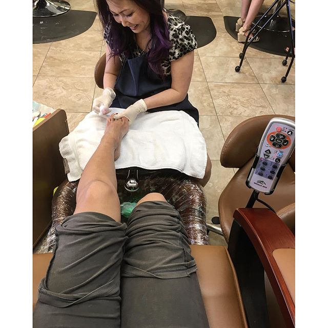 Pampering myself... If I don't who will? Hooking up toes and feet up!! #pedicure Don't tell my Mom, she'll yell at me saying its a waste of money! 🏻